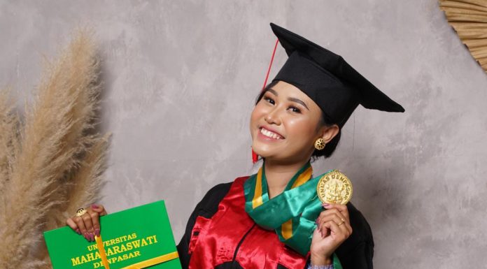 Peduli Kelestarian Pohon, Ni Kadek Dwi Mertaning Astiti Teliti Efektivitas Awig-Awig Kelestarian Lingkungan dalam Skripsinya