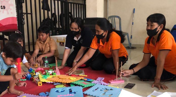 Ni Putu Devi Aryantini Edukasi Masyarakat Kelurahan Dangin Puri Banjar Batumas terkait Pentingnya Posyandu