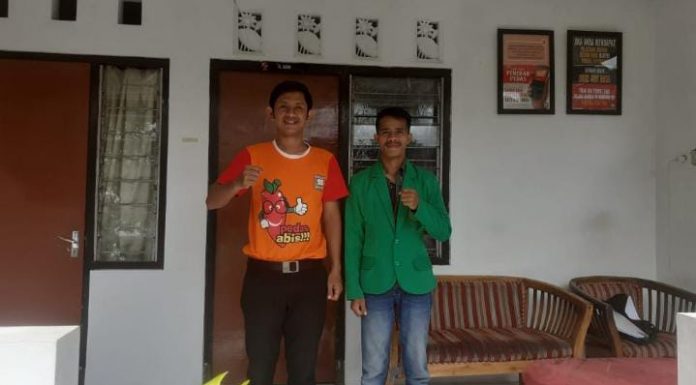 Penuhi Tugas KKN, Aventinus Ofan Edukasi UMKM Waroeng Spesial Sambal Promosi di Media Sosial