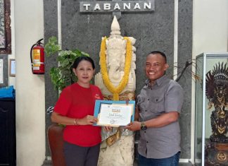 Apresiasi Mahasiswa KKN, SMA Negeri 1 Tabanan beri Piagam Penghargaan