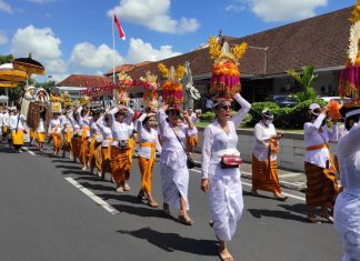 Prosesi Nyenuk Pura Dalem Manik Penataran Agung Lumintang, Krama Jalan Kaki 3,5 K
