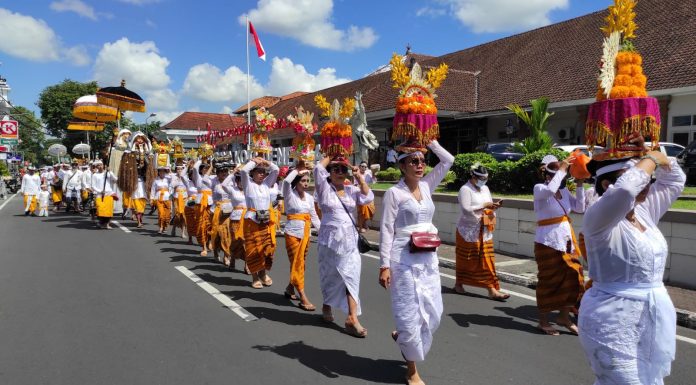 Prosesi Nyenuk Pura Dalem Manik Penataran Agung Lumintang, Krama Jalan Kaki 3,5 K