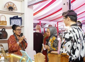 Ny. Putri Koster ajak Masyarakat Jadikan Kain Tradisional Tuan Rumah di Negeri Sendiri