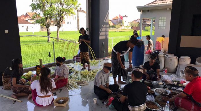 Semarakkan Saraswati, Rumah Kebangsaan Satyam Evam Jayate Gelar Ngelawar dan Lomba Penjor-Gebogan