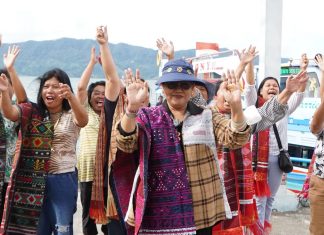 Sambangi Pulau Samosir, Ny. Putri Koster disambut Hangat Warga dengan Tari Tor-Tor