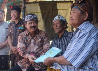 Blusukan di Rumah-Rumah Penduduk, Menteri ATR/BPN Serahkan Sertifikat Langsung kepada Masyarakat