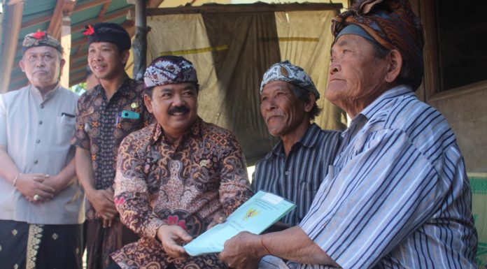 Blusukan di Rumah-Rumah Penduduk, Menteri ATR/BPN Serahkan Sertifikat Langsung kepada Masyarakat