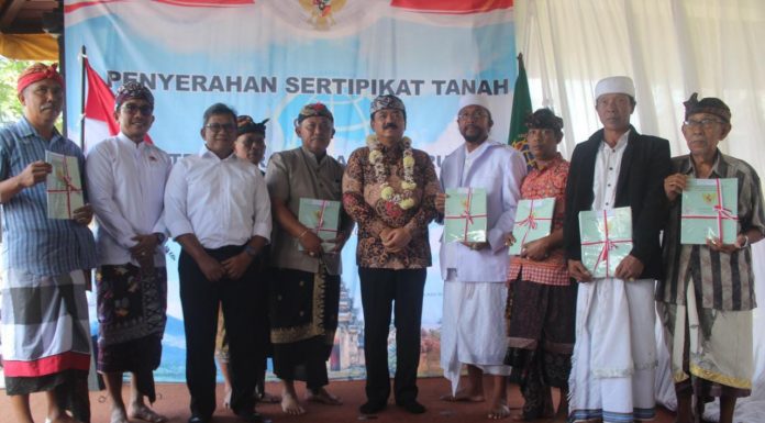 Menteri ATR/BPN Serahkan 67 Sertifikat Hak Milik hasil PTSL