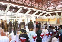 Jelang Fashion Show Akbar, Ny. Putri Koster Undang Designer Senior “Samuel Wattimena”