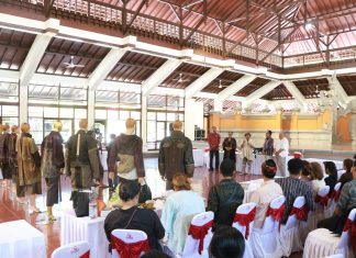 Jelang Fashion Show Akbar, Ny. Putri Koster Undang Designer Senior “Samuel Wattimena”