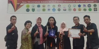 Berlaga di Tingkat Nasional, Mahasiswa Prodi Pendidikan Sendratasik FBS UNESA Raih Juara 1 Monolog