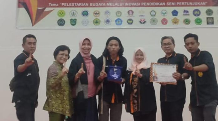 Berlaga di Tingkat Nasional, Mahasiswa Prodi Pendidikan Sendratasik FBS UNESA Raih Juara 1 Monolog