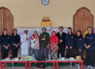 Dosen dan Mahasiswa UNESA Berikan Pelatihan Seni Pertunjukan di Pura Jagat Giri Natha Beton Menganti Gresik