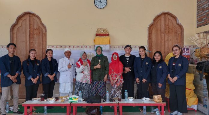 Dosen dan Mahasiswa UNESA Berikan Pelatihan Seni Pertunjukan di Pura Jagat Giri Natha Beton Menganti Gresik