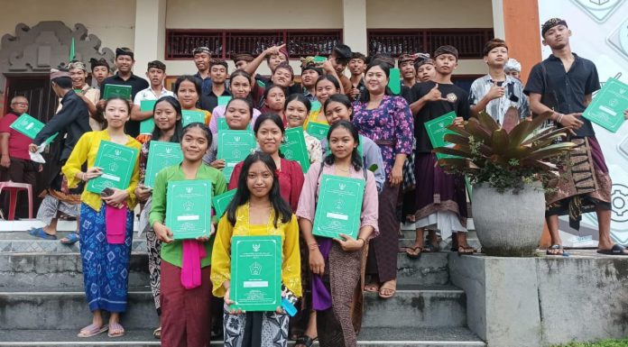 Serahkan Raport Semester Pertama, Ini Pesan Bu Apsari Wali Kelas X TJKT A SMK Negeri 3 Tabanan