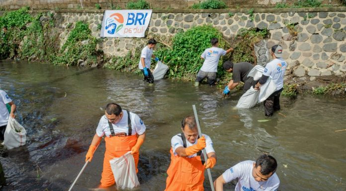 Sambut HUT ke-128, BRI Regional Office Denpasar Bersihkan Sungai dan Tanam Pohon