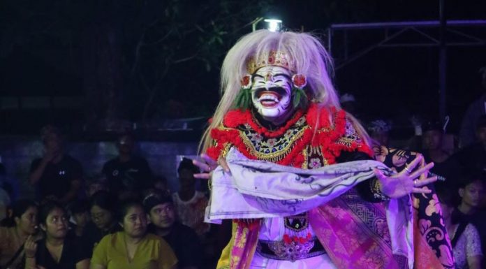 Sisi Lain Dekan FH Unmas Denpasar, Intens “Ngayah” sebagai Penari Calonarang