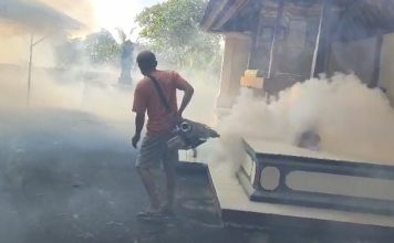 Cegah Sebaran Penyakit Demam Berdarah, Relawan Bongan Lakukan Fogging di Wilayah Banjar Adat Bongan Jawa