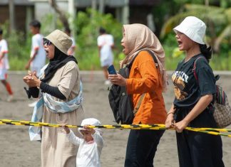 Ingin Orang Tua Kalian Sehat, Ajak Mereka ke Lapangan Bola Lihat Pertandingan