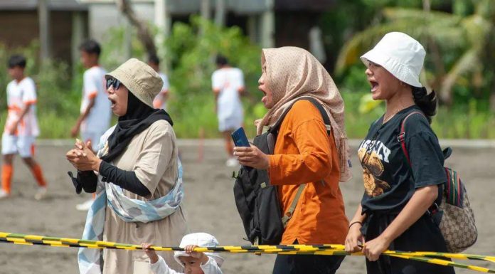Ingin Orang Tua Kalian Sehat, Ajak Mereka ke Lapangan Bola Lihat Pertandingan