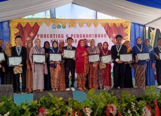 SMP Negeri 2 Tarik Sidoarjo Usung Parenting dalam Penghantaran Kelulusan Siswa
