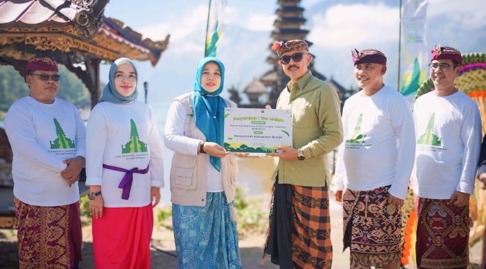 Pegadaian Sebar 10 Ribu Liter Eco Enzyme di Danau Batur Bali