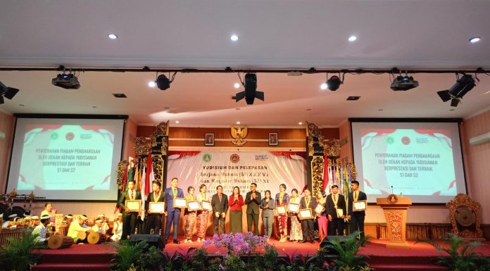 118 Mahasiswa Fakultas Hukum Dwijendra University Denpasar Ikuti Prosesi Yudisium