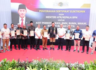 Serahkan Sertipikat Tanah Elektronik di Kota Bekasi, Menteri AHY Apresiasi Kolaborasi Kantor Pertanahan dengan Pemerintah Kota
