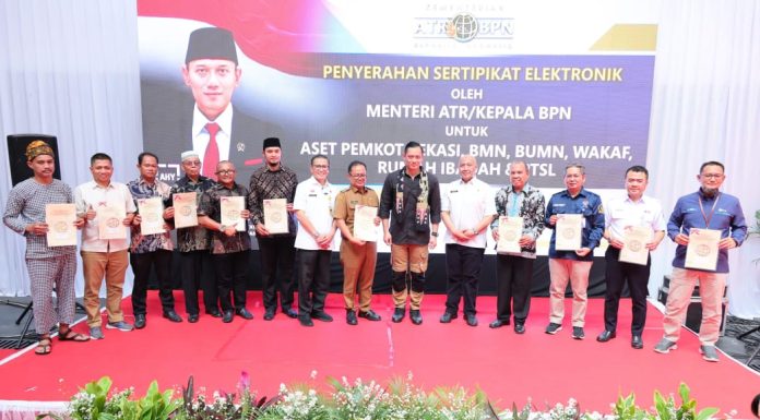 Serahkan Sertipikat Tanah Elektronik di Kota Bekasi, Menteri AHY Apresiasi Kolaborasi Kantor Pertanahan dengan Pemerintah Kota
