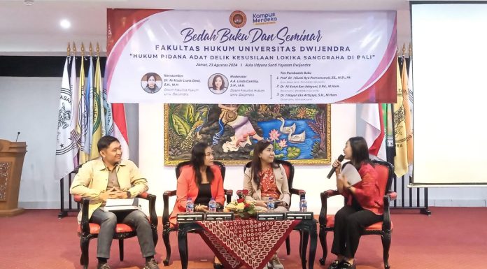 Fakultas Hukum Dwijendra University Denpasar Adakan Bedah Buku tentang Delik Kesusilaan Lokika Sanggraha Ketiga akademisi yakni Prof. Dr. I Gusti Ayu Purnamawati, S.E, M.Si, Ak (Universitas Pendidikan Ganesha); Dr. Ni Ketut Sari Adnyani, S.Pd, M.Hum (Universitas Pendidikan Ganesha); dan Dr. I Wayan Eka Artajaya, S.H, M.Hum. (Universitas Mahasaraswati) saat membedah buku. Foto: Porosinformatif