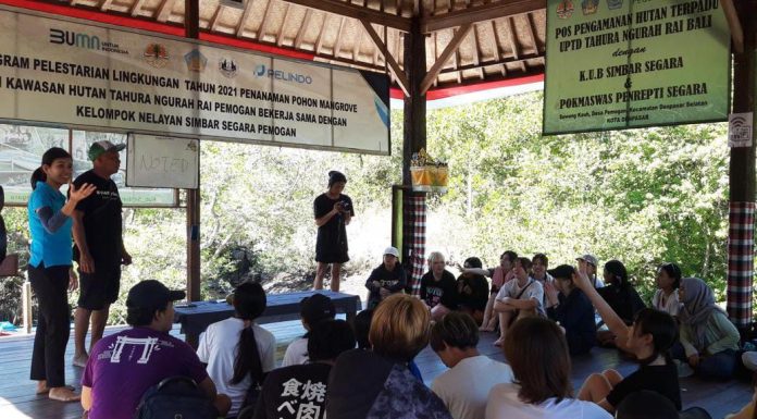 Peduli Pesisir, FBA Unmas Denpasar Gandeng Kumamoto Gakuen University Jepang Tanam Pohon Mangrove