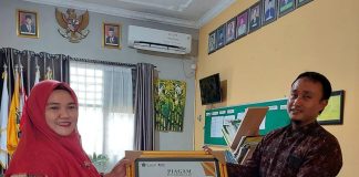 Komitmen Dukung Pembangunan Daerah, SMP Negeri 2 Tarik Terima Penghargaan