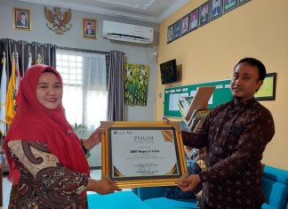 Komitmen Dukung Pembangunan Daerah, SMP Negeri 2 Tarik Terima Penghargaan