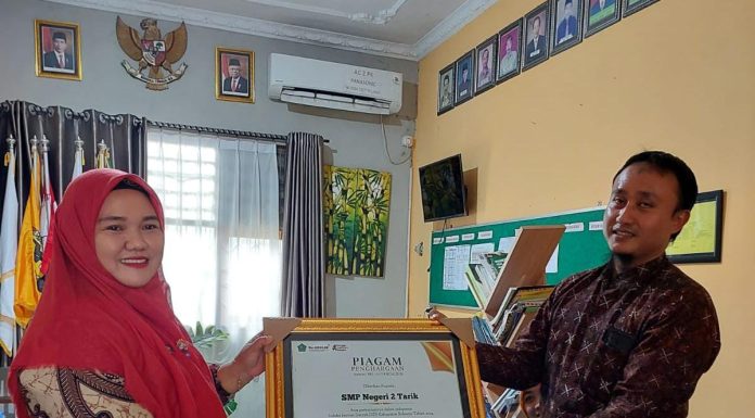 Komitmen Dukung Pembangunan Daerah, SMP Negeri 2 Tarik Terima Penghargaan