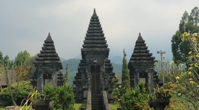 Ngayah Pura Parahyangan Agung Jagatkartta Gunung Salak, Fakultas Hukum Dwijendra University Tunjukkan Praktik Moderasi Beragama