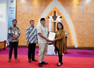 Jelang Perayaan Natal, Menteri Nusron Serahkan Sertipikat untuk Gereja yang Berdiri sejak 1968