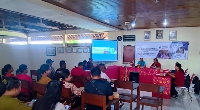 Laksanakan PKM, Tim Dosen dan Mahasiswa ITB Stikom Bali Berikan Literasi Digital pada Masyarakat Desa Nyitdah