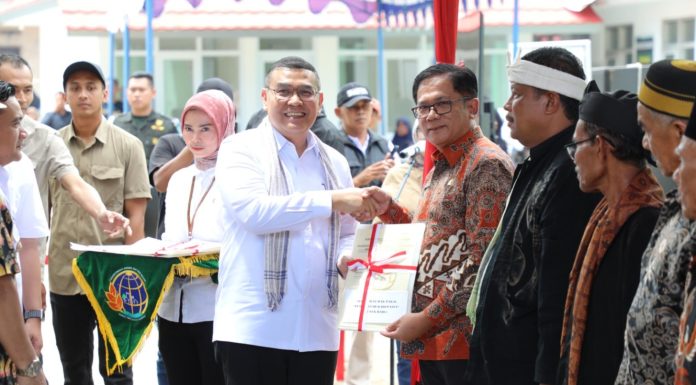 Serahkan 1.641 Sertipikat Redistribusi Tanah di Kabupaten Majalengka, Wamen Ossy: Komitmen Negara Wujudkan Keadilan dan Kesejahteraan Rakyat