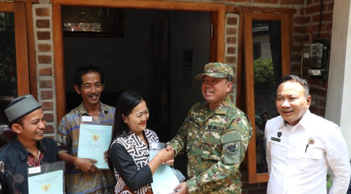 Serahkan 965 Sertipikat Konsolidasi Tanah di Jawa Tengah, Menteri Nusron: Tanah Harus Punya Fungsi Sosial