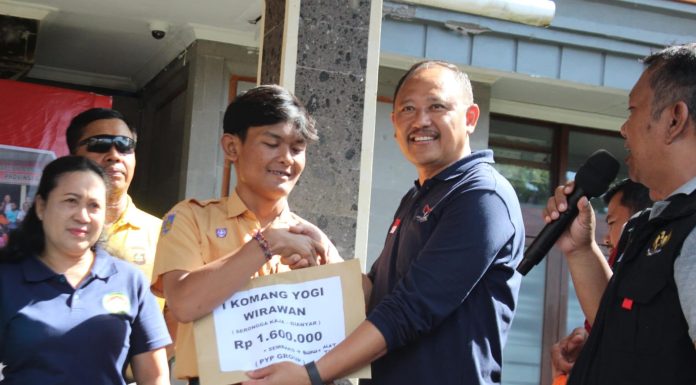 Gandeng Gatriwara, Ormas dan PYP, Kesbangpol Bali Salurkan Bantuan bagi Veteran dan Keluarga Kurang Mampu