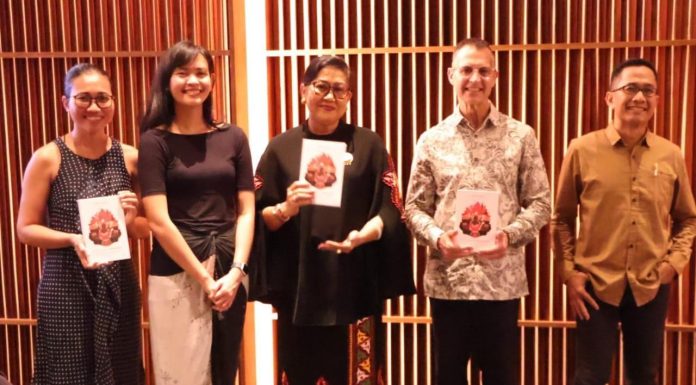 Jaga Tradisi Keaksaraan, Ny. Putri Koster Apresiasi Buku “Semua Karena Nirankara?”