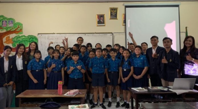 Tingkatkan Semangat Belajar Bahasa Inggris, FKIP Unmas Denpasar Gelar Pengabdian di SD Saraswati 1 Denpasar