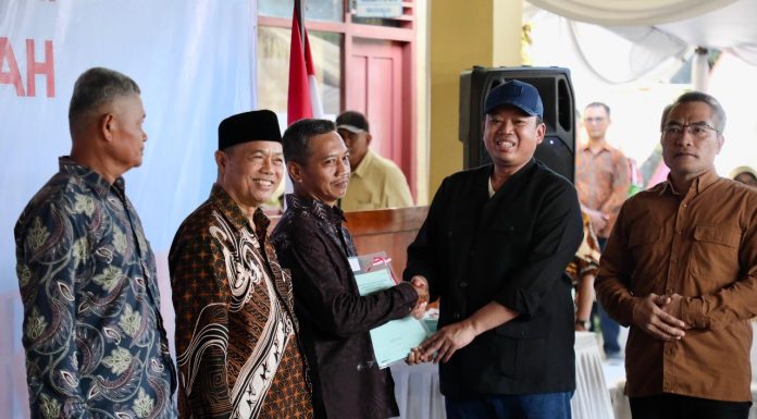 Serahkan 811 Sertipikat Konsolidasi Tanah di Parangtritis, Menteri ATR/Kepala BPN: Manfaatkan, Gunakan Sebaik-baiknya