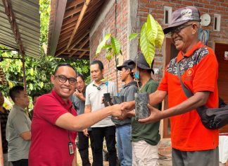 Dorong Pengembangan Ekonomi Daerah, OJK Bali dan Pemda Jembrana Serahkan Bibit dan Pupuk Organik bagi Petani Kakao