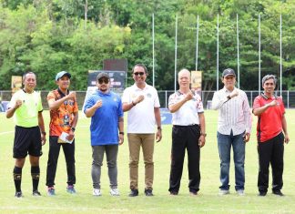Hari Pertama AV Bali Group Grassroots Festival 2025 Kelompok Usia 8 dan 11 Tahun Camat Kuta Selatan (tengah pakai kaca mata hitam) didampingi Anggota DPRD Badung Tomy Martana dan tamu undangan lainnya, Jumat (9/5)
