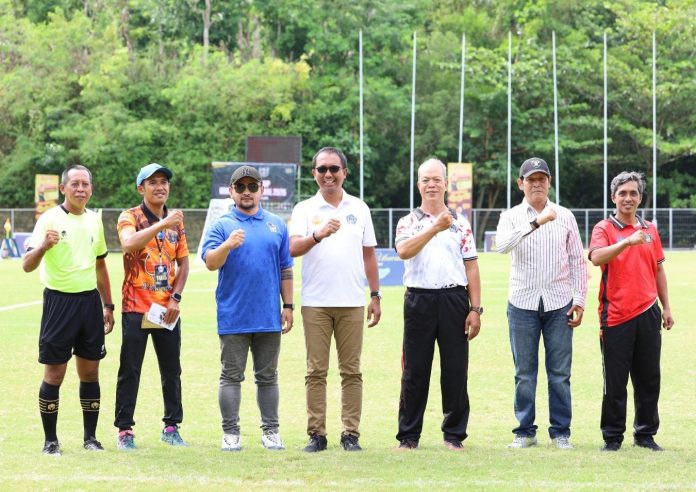 Camat Kuta Selatan (tengah pakai kaca mata hitam) didampingi Anggota DPRD Badung Tomy Martana dan tamu undangan lainnya, Jumat (9/5)