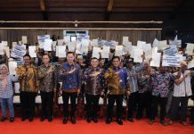 Pemerintah Serahkan 1.120 Sertipikat Tanah untuk Transmigran di Sukabumi, Wamen Ossy: Ini Pengakuan Negara