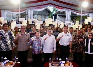 Lampaui Target Penyelesaian PTSL, Menko AHY dan Wamen Ossy Serahkan Langsung Sertipikat Masyarakat Kabupaten Pacitan