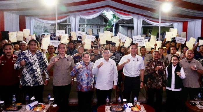 Lampaui Target Penyelesaian PTSL, Menko AHY dan Wamen Ossy Serahkan Langsung Sertipikat Masyarakat Kabupaten Pacitan