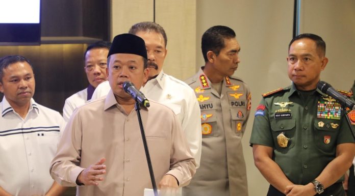 Dukung Pemulihan Lingkungan Kawasan Hutan, Menteri Nusron Akan Evaluasi Penerbitan Sertipikat di TN Tesso Nilo Menteri ATR/Kepala BPN, Nusron Wahid dalam kegiatan Penyerahan Penguasaan Kembali Kawasan Hutan Tahap II Seluas 1 Juta Hektare, dan Penguasaan TN Tesso Nilo serta Kebun Kelapa Sawit Hasil Penguasaan Satgas PKH, di Kejaksaan Agung, Jakarta, Rabu (09/07/2025)